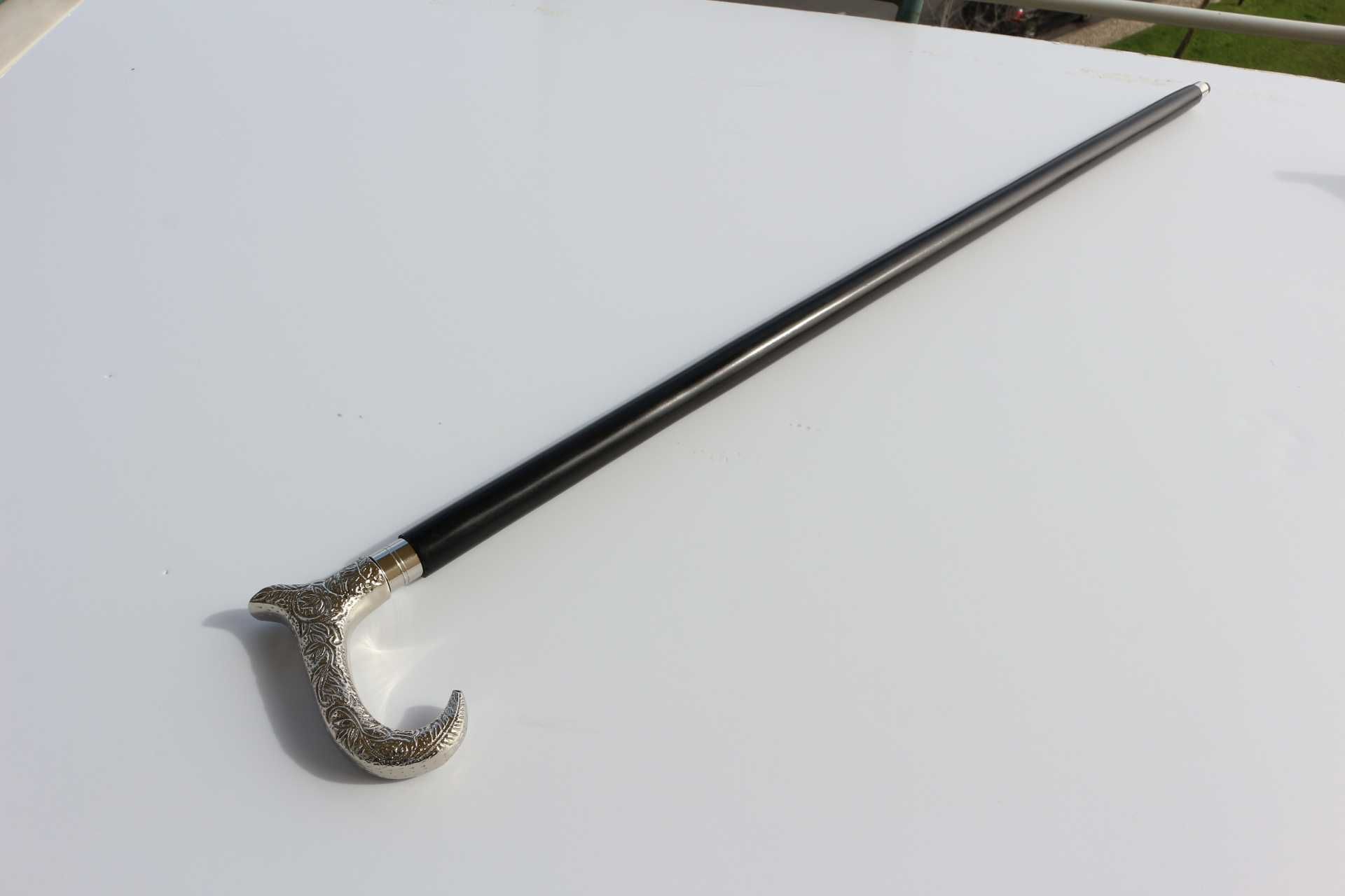 Elegante Bengala de madeira com castão em Metal Prateado