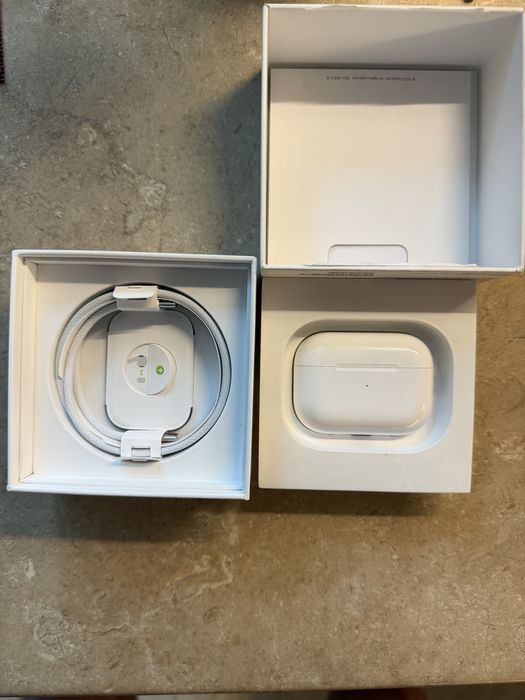 Apple AirPods Pro 2 MagSafe with Charging Case USB-C (MTJV3)