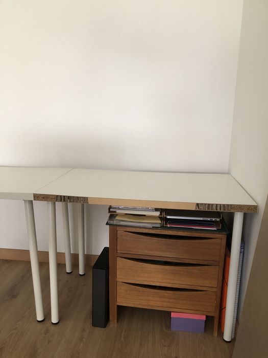 Mesa Ikea com pernas metalicas