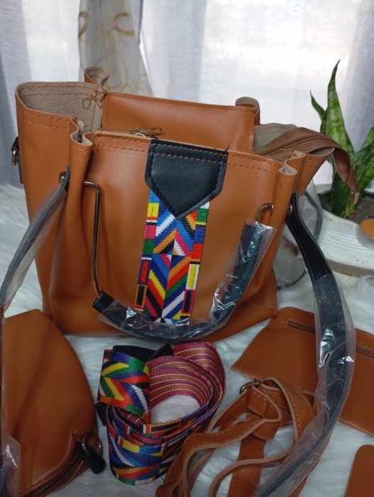Mala Camel com vários acessórios