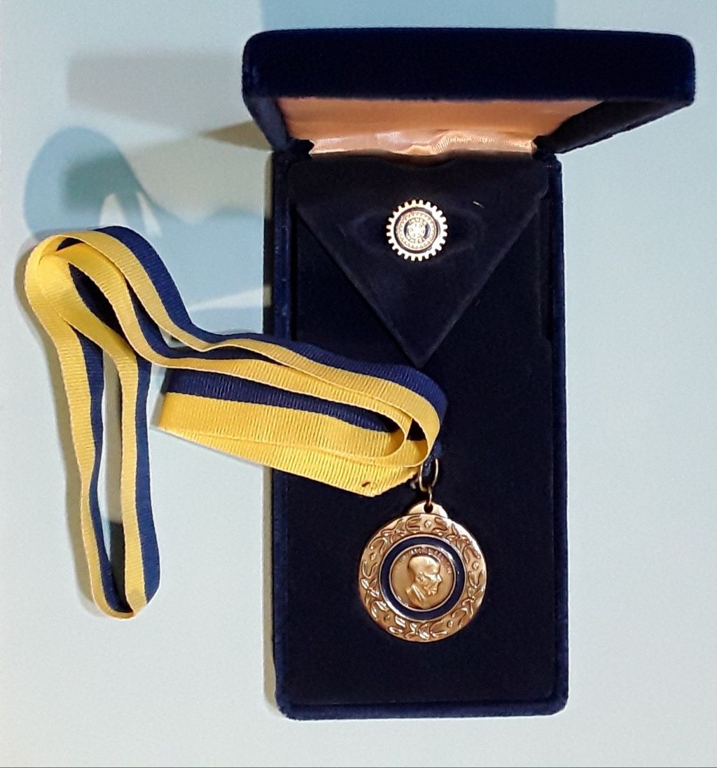 Conjunto medalha em bronze e pin Rotary International com caixa