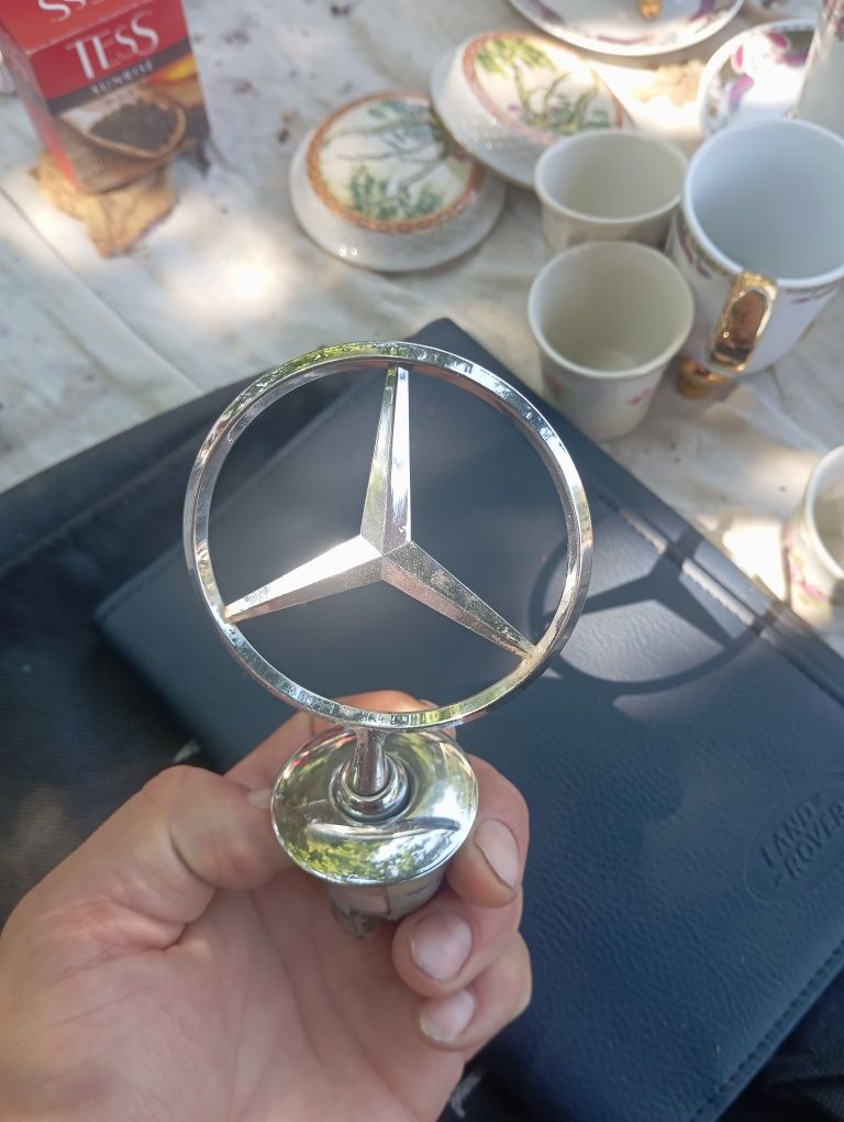 Продам значок mercedes 220  если не ошибаюсь