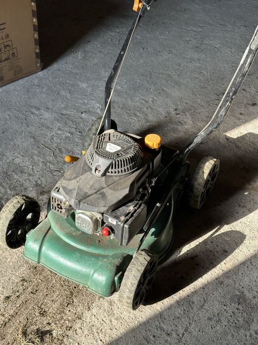 Sprzedam kosiarke spalinową i kultywator.