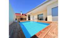 Moradia térrea com jacuzzi e jardim