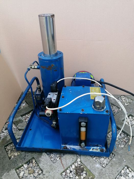 Pompa hydrauliczna z silnikiem i tłokiem