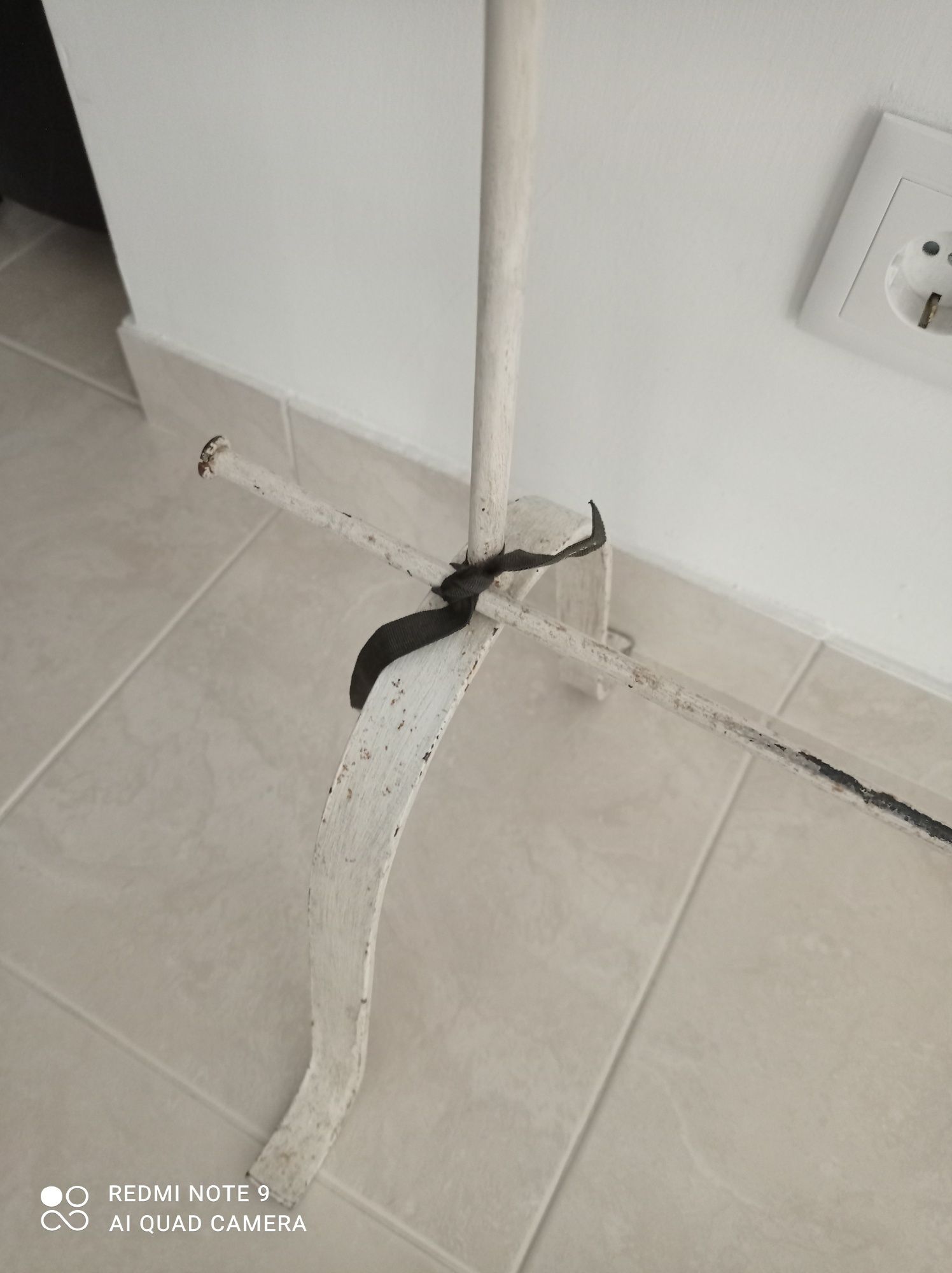 Charriot em ferro furjado pintado de branco