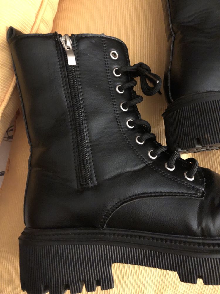 Botas com  atacadores e fechos laterais, usadas