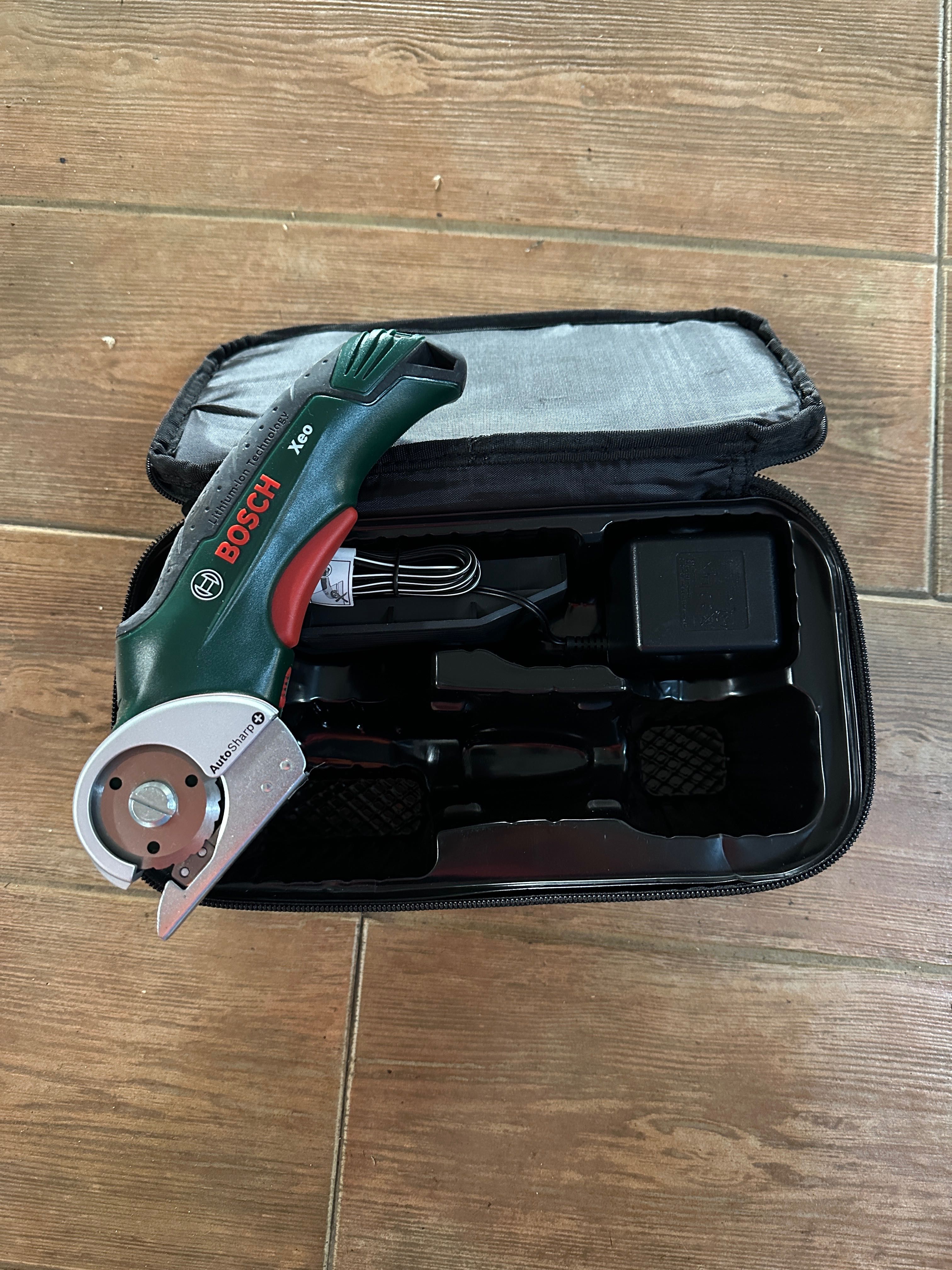 Tesoura Bosch com bateria
