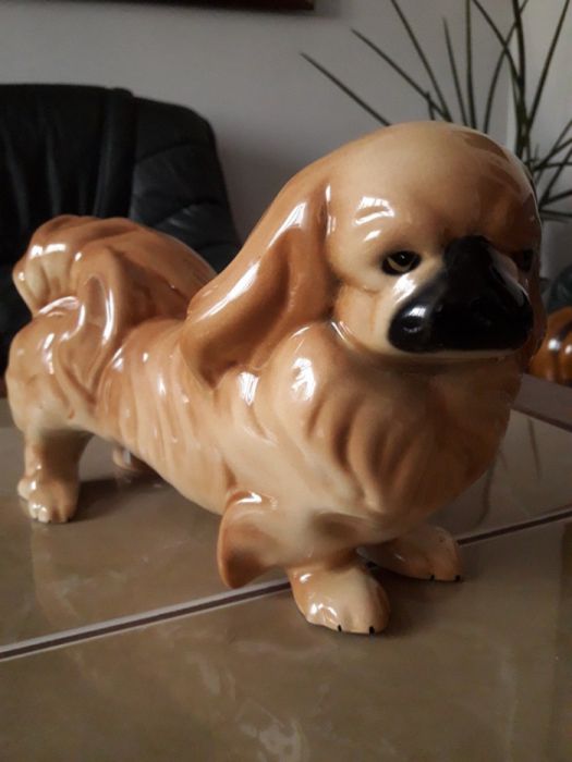 Porcelanowy pies Pekińczyk