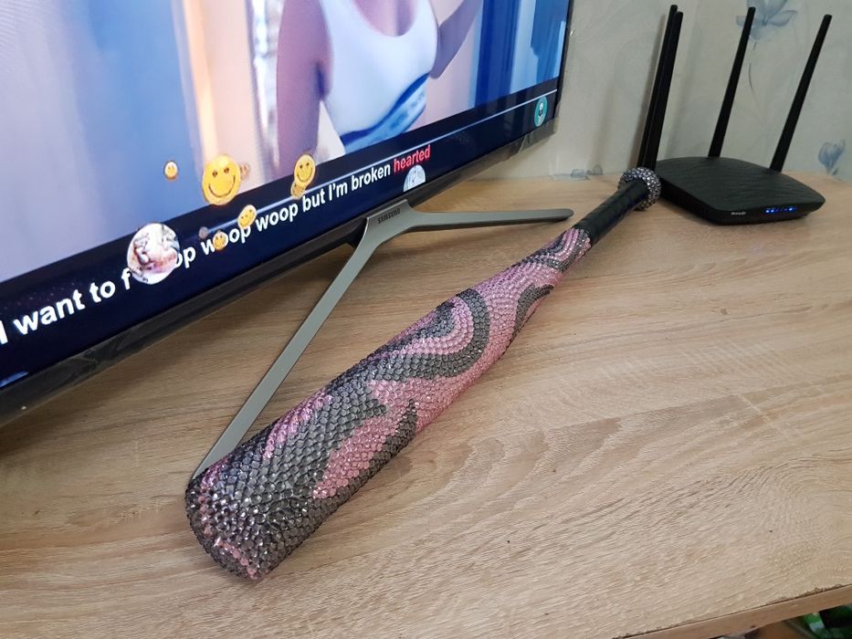 Бейсбольная бита в стразах, ХАРЛИ КВИНС и ФЛАМИНГО