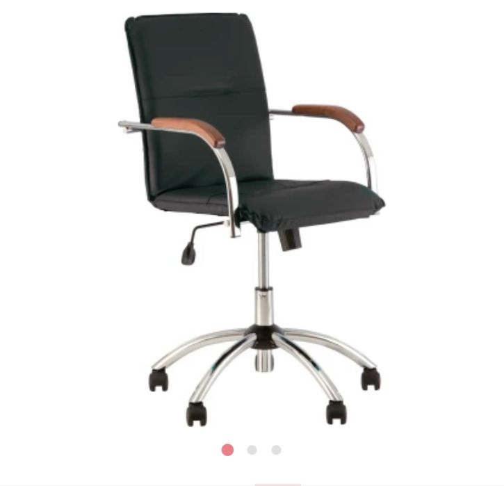 Офісне крісло в наяаності