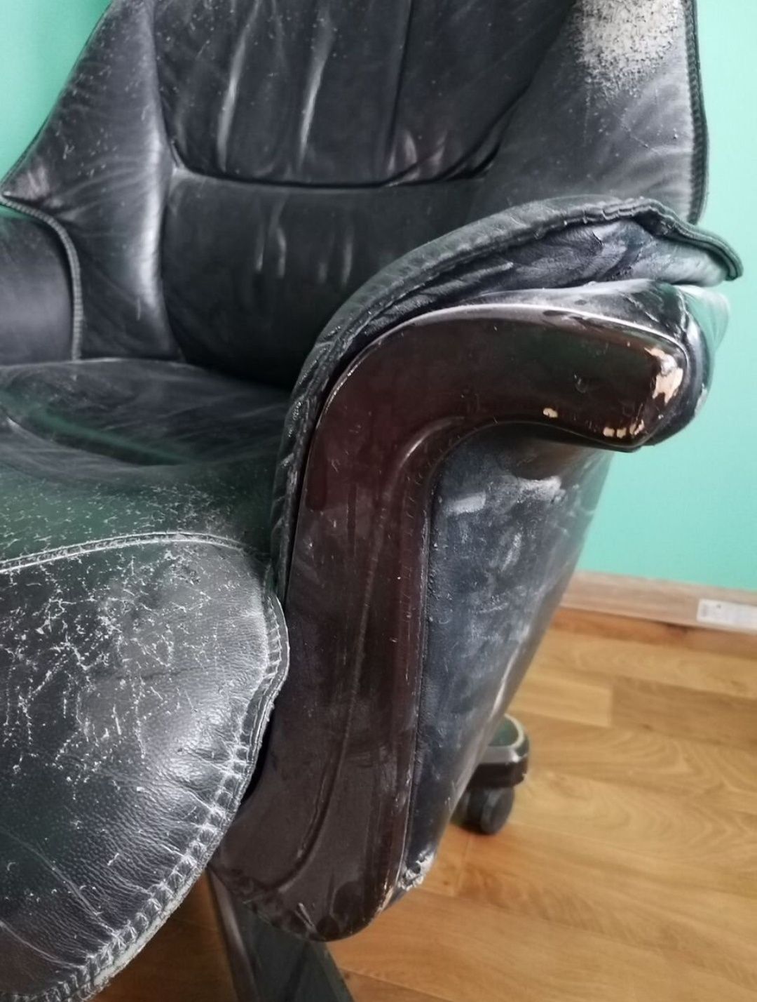 Кожаное кресло. Реставрация..
