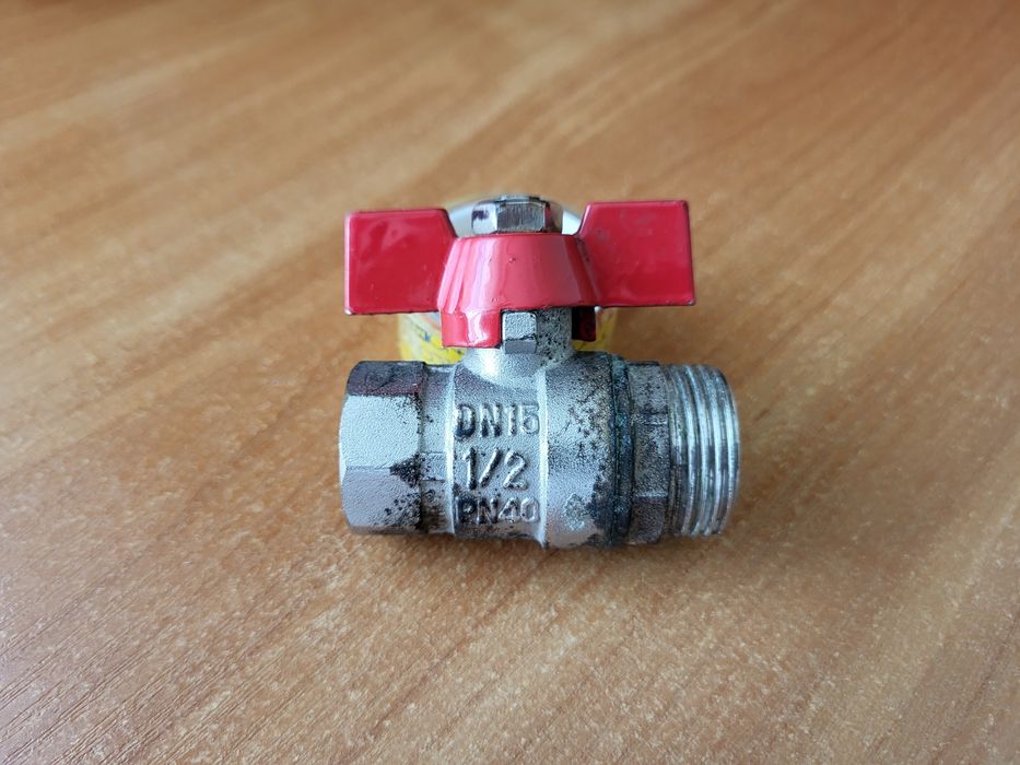 Продам кран кульовий прямий 1/2" б/у зовнішнім-внутрішнім різьбленням.