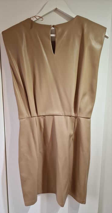 Beżowa, krótka "skórzana" sukienka Zara bez rękawów.