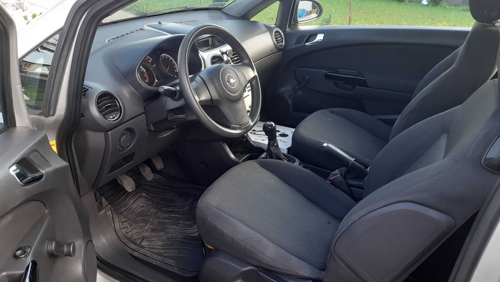 Opel Corsa D benzyna.  Klimatyzacja,  2 komplety opon w bdb stanie