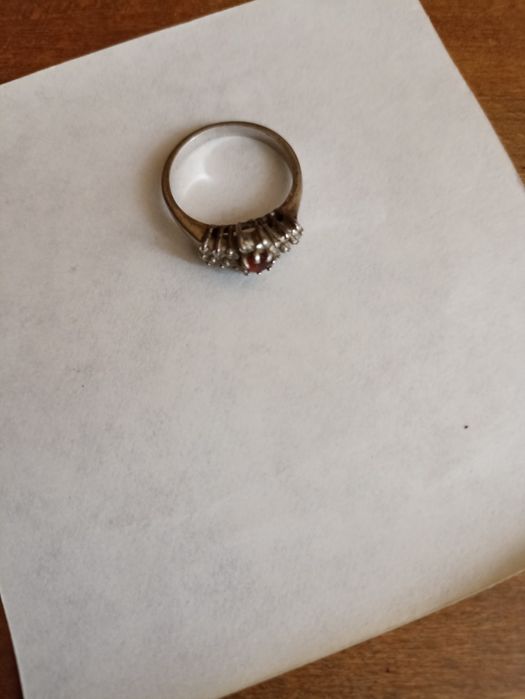 Продам серебряное колечко с розовым гранатом и циркончиками цена 500