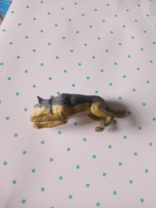 Figurka pies przyczajony