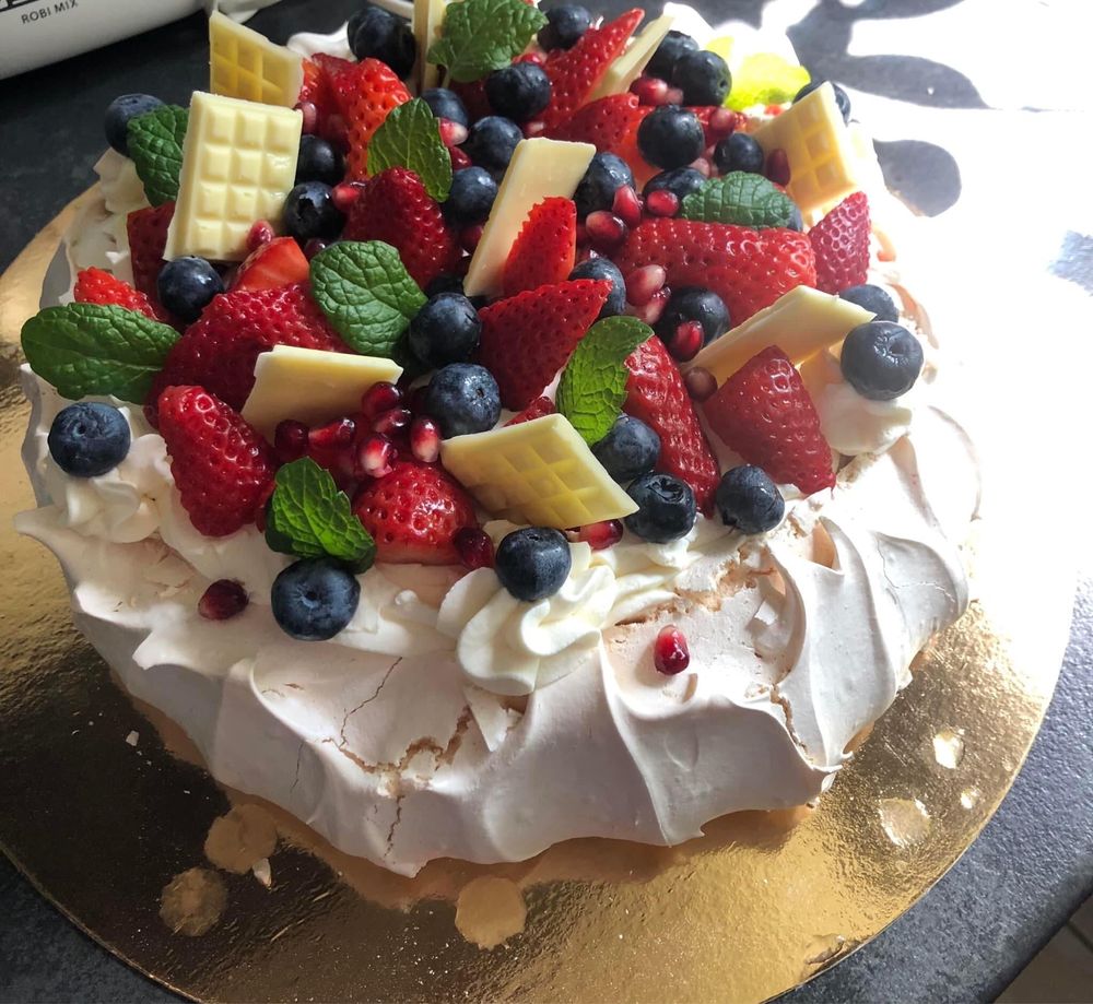 Beza Pavlova  tort bezowy 28 cm z musem malinowym