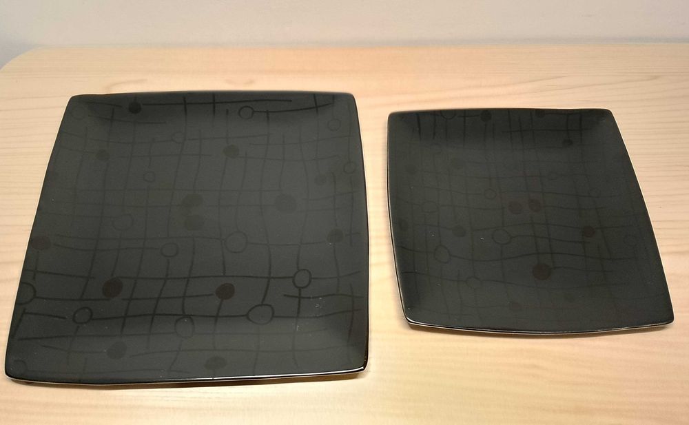 Zestaw pięknych czarnych talerzy /26,6 cm x 26,6 cm/21,4 cm x 21,4 cm/