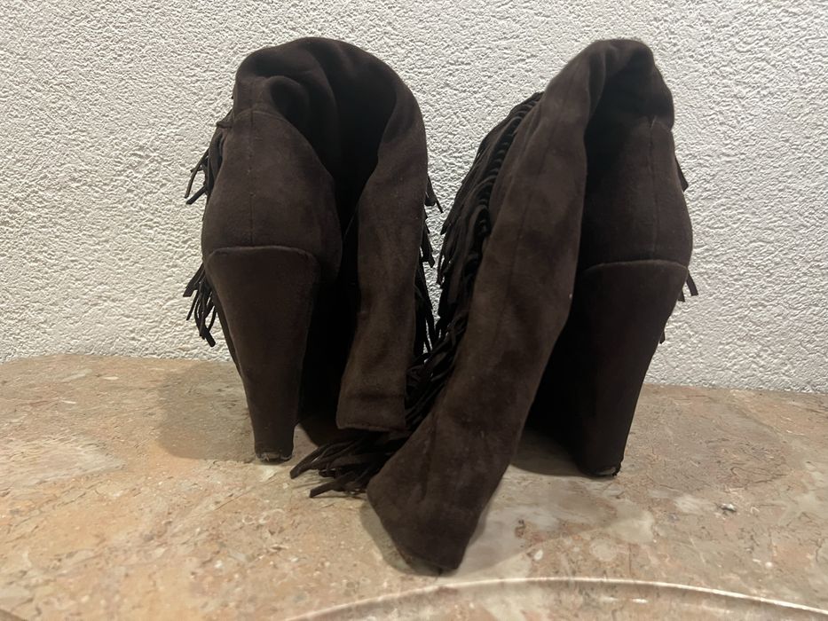 Botas de cano alto castanhas com franjas