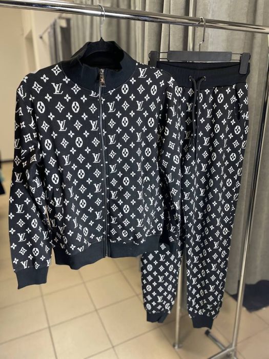 ЖЕНСКИЙ КОСТЮМ LV Спортивный костюм черный на осень/весна люкс S M топ