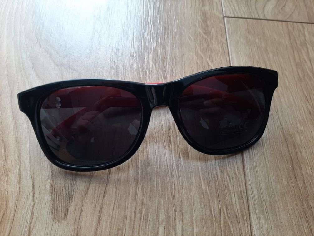 HIT okulary przeciwsłoneczne czarne czerwone na lato imprezę UV 400
