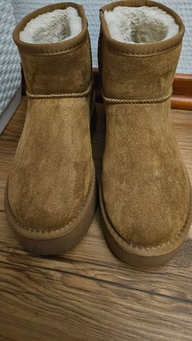 Karmelowe botki śniegowce na grubej podeszwie