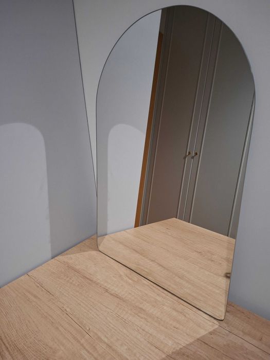 minimalistyczne lustro bez ramy