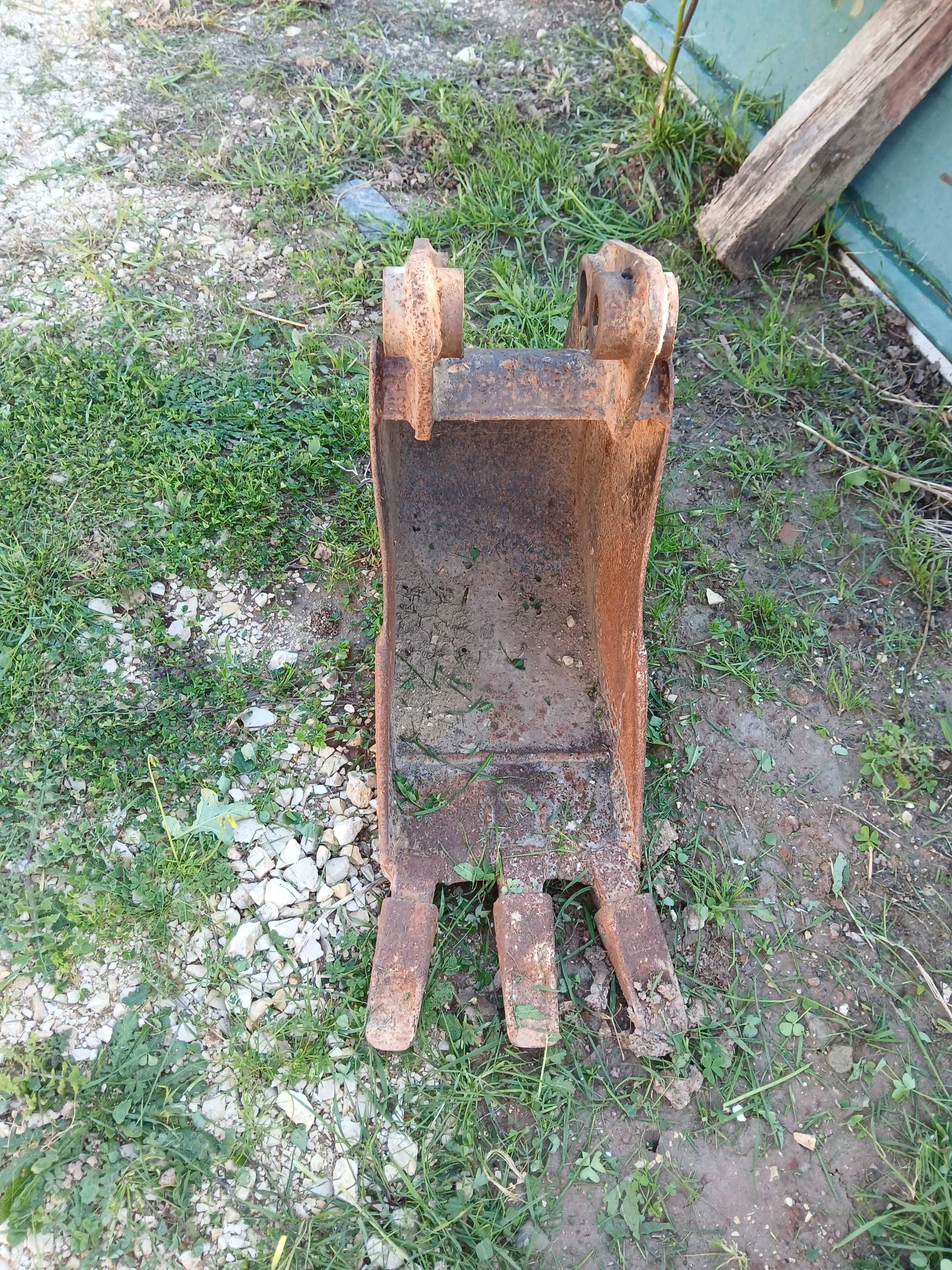 Mini-giratória Peljob/Mitsubishi 1.500kgs 2 baldes