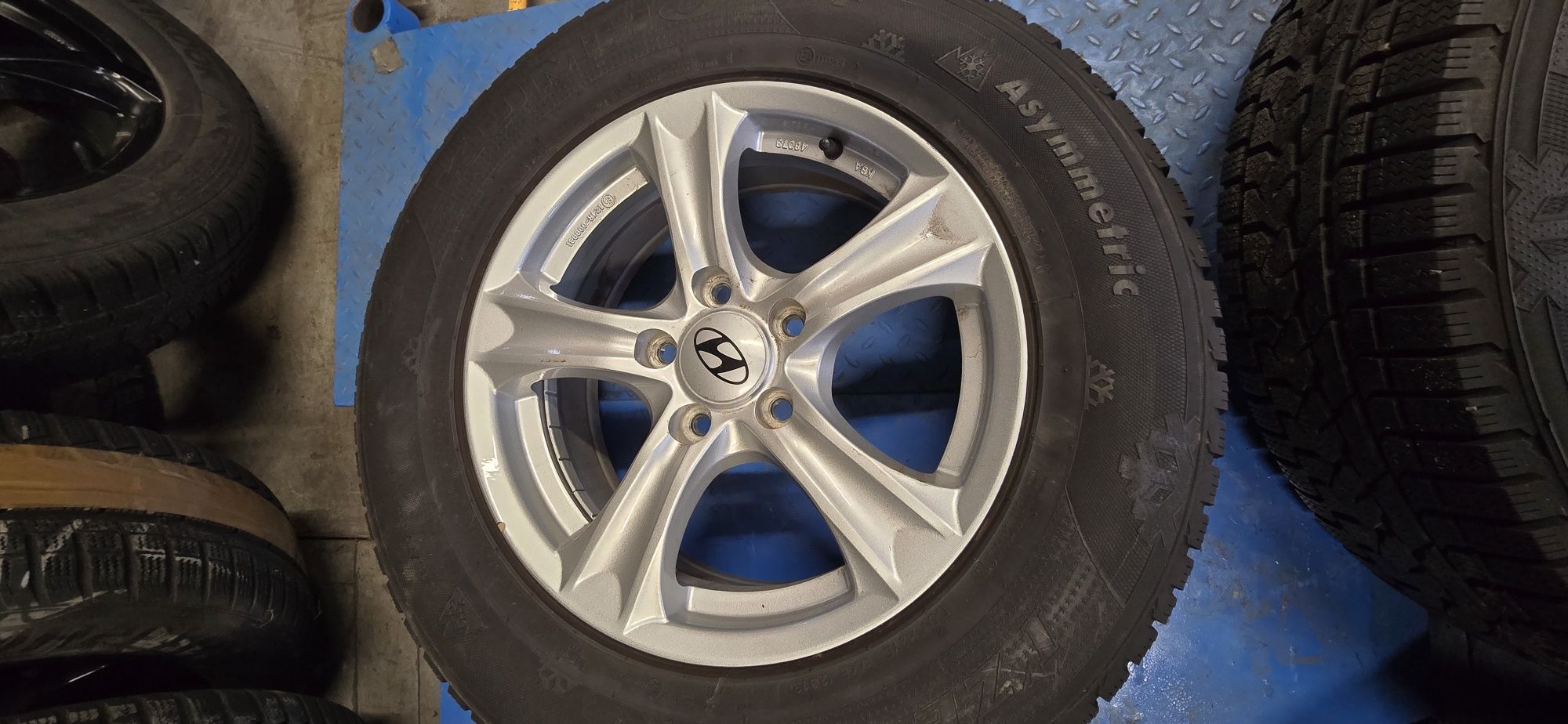 Koła zimowe 16 5x114,3 et 45 felgi aluminiowe Hyundai opony 215/70/16