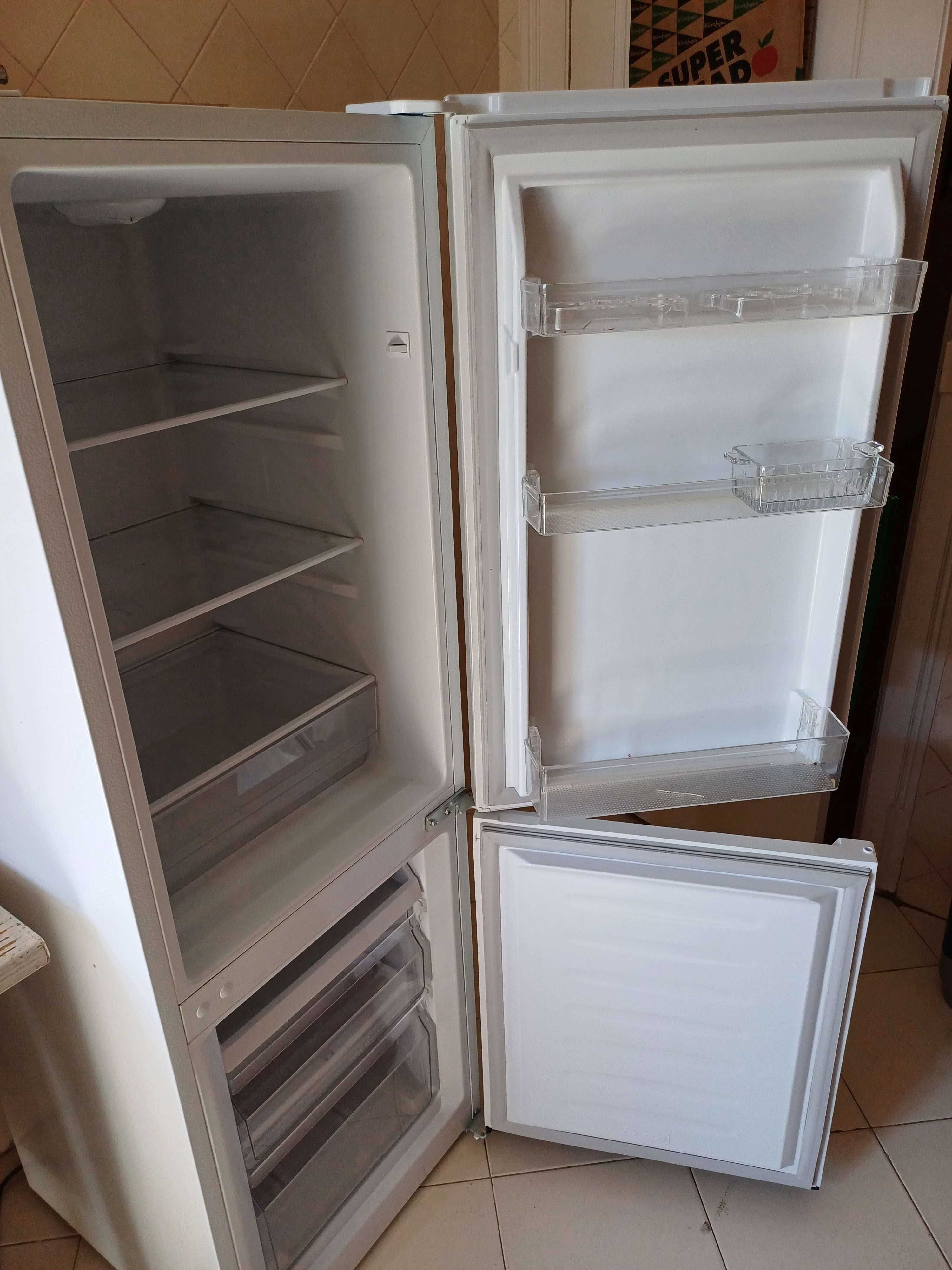 Frigorifico combinado, quase novo