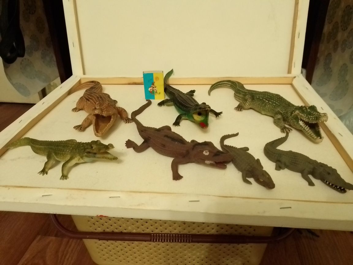 Іграшкові крокодили, динозаври, комахи, морські тварини, птахи, павуки