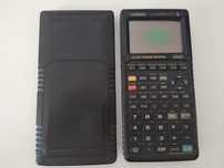 Casio CFX-9850GB Plus — calculadora gráfica, com tampa, a funcionar