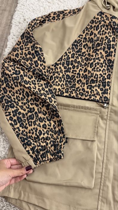 Жіноча вітровка з лео принтом