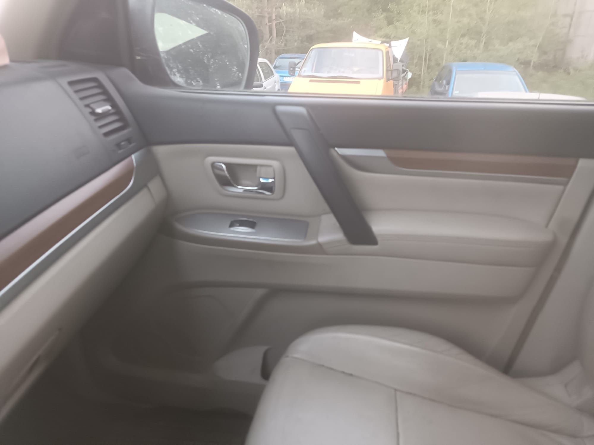 Mitsubishi Pajero IV 5d fotele skórzane skóry przód tył kanapa 3 rząd
