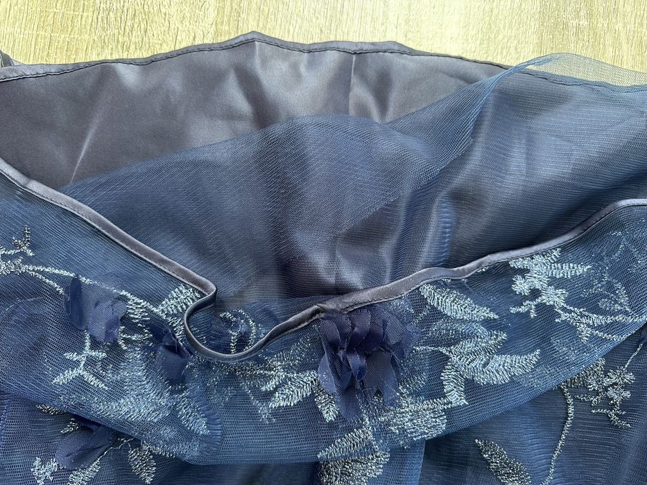 Śliczna granatowa sukienka ze srebrnymi dekoracjami cool club