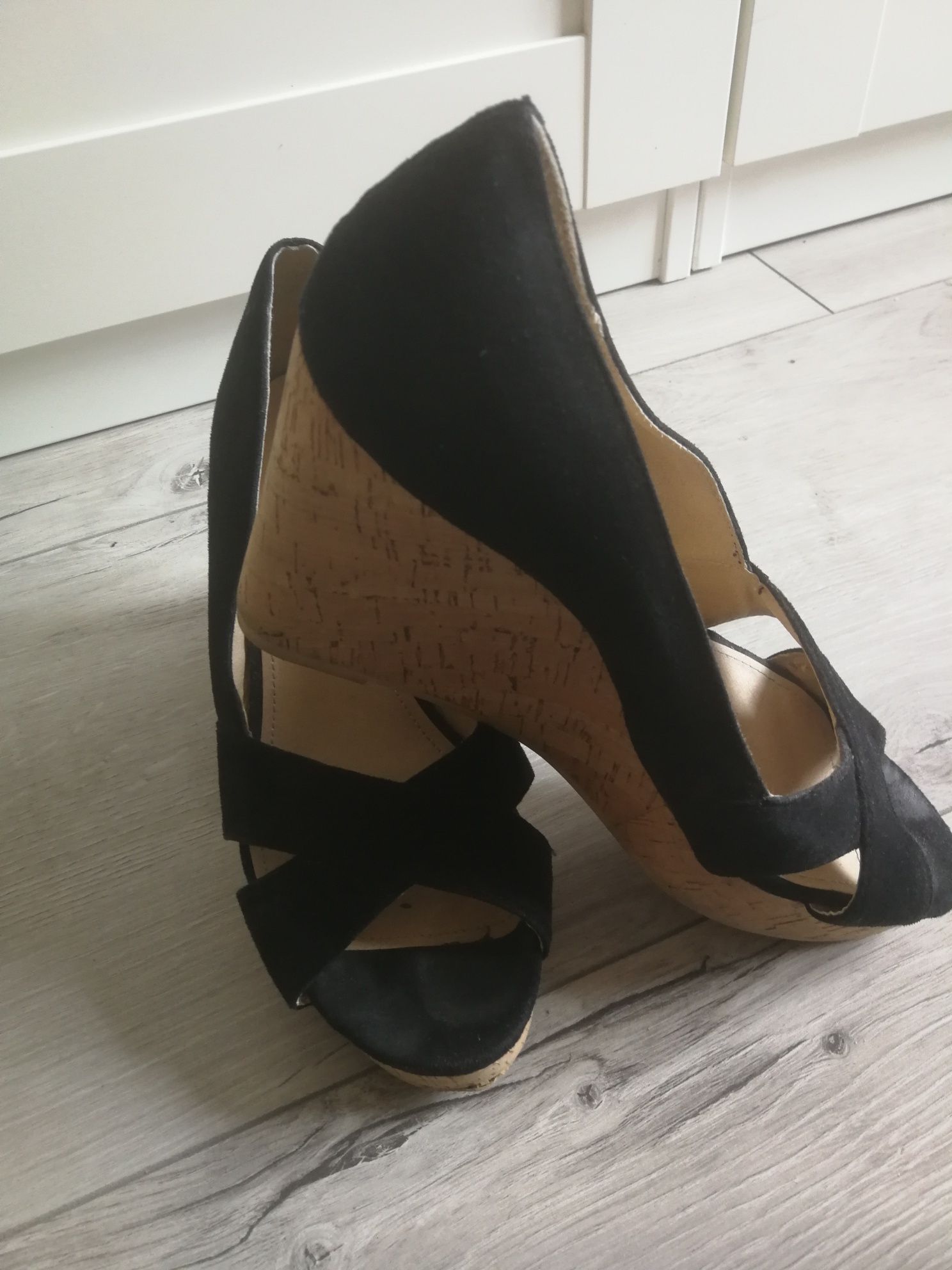 Buty na koturnie