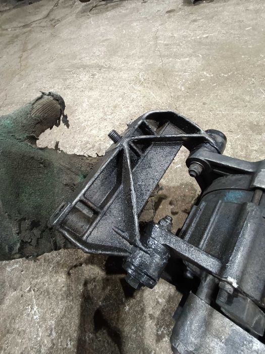 Генератор Опель Фронтера 2.3 TD Омега Кронштейн насос Генератор