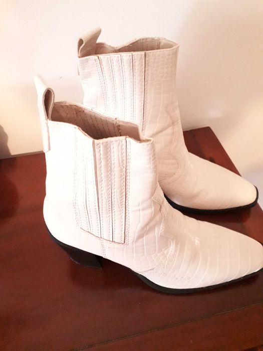Botas novas 39 brancas AGORA 20€ ANTES 25€