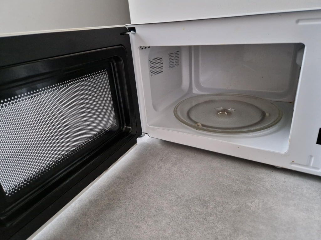 Kuchenka mikrofalowa 1150 W z funkcją grilla W BARDZO DOBRYM STANIE