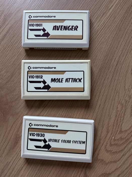 Komplet 3 kartridży VIC-20 Commodore – Avenger, Mole Attack, Solar