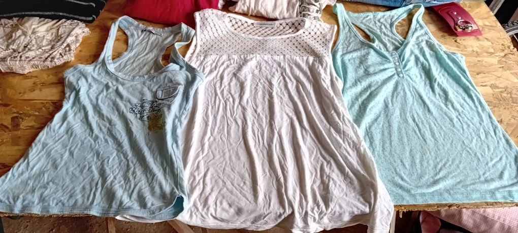 Roupa senhora M/L (23 peças) casacos, ganga, tops, t-shirts,