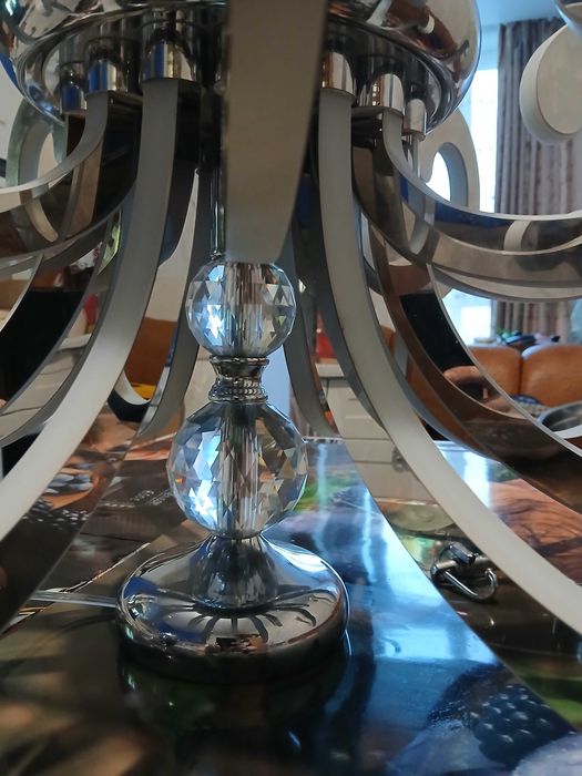 Красива, масивна, світлодіодна люстра в гарному стані, в кольорі хром.