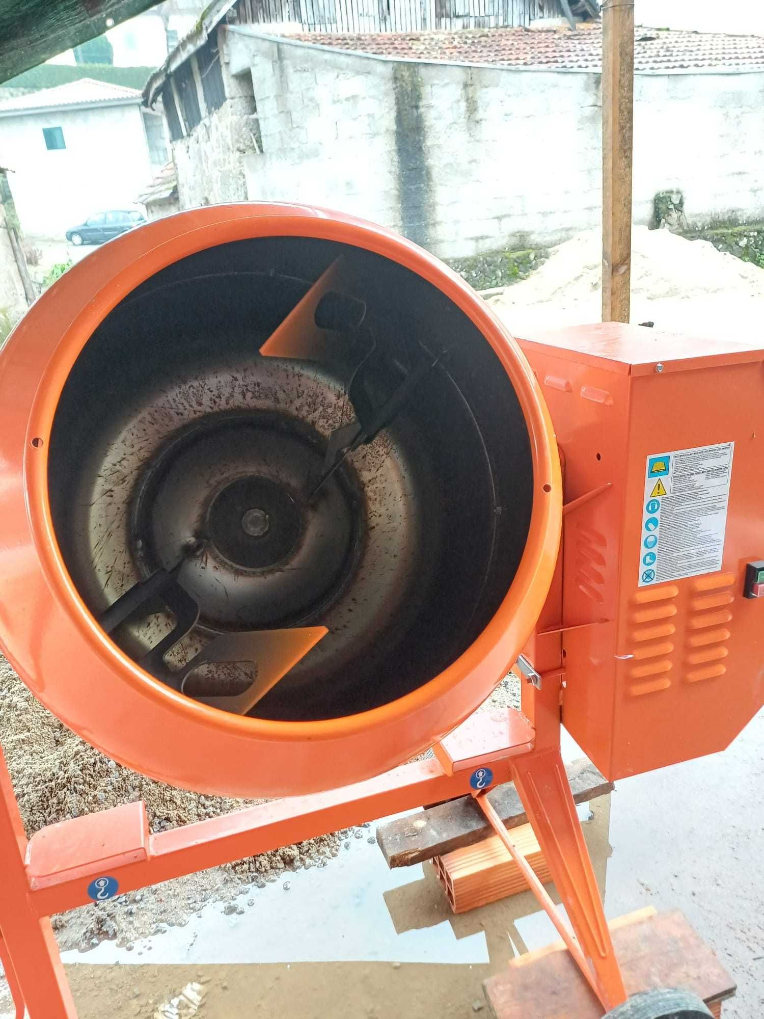 Alugo giratória, saltitão, placa vibratória e betoneira.