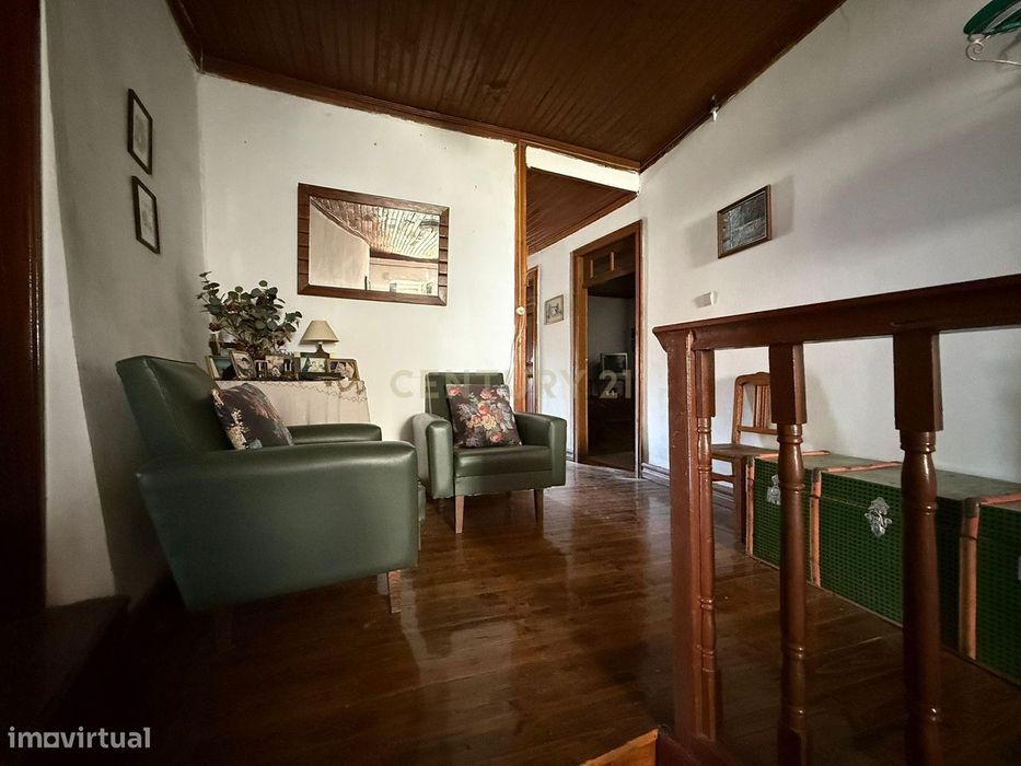 Casa T4 com Jardim e Adega em Vimioso - 53.000€