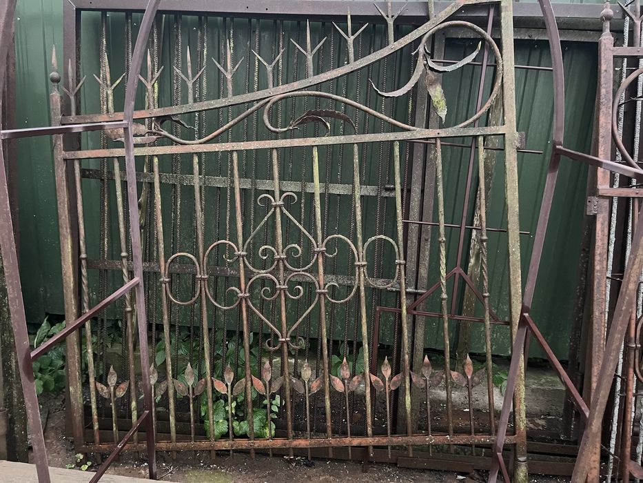 Металеві ковані ворота з хвірткою
