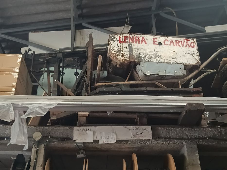 Balança decimal antiga com pesos