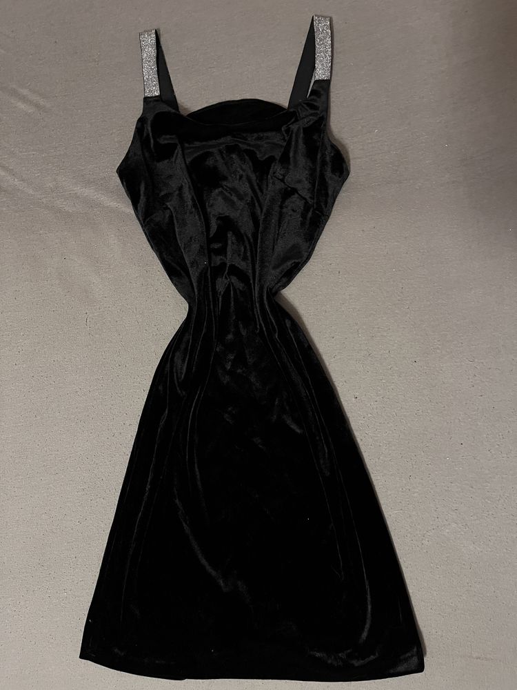 Czarna welurowa sukienka na błyszczących ramiączkach