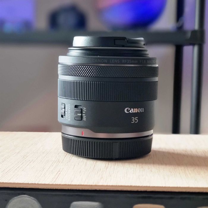 Canon RF 35mm f/1.8 Macro IS STM
