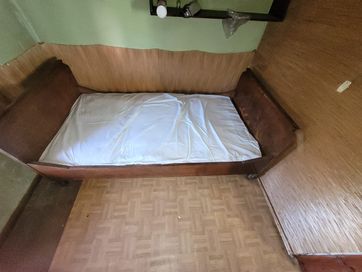 Przedwojenne drewniane łóżko